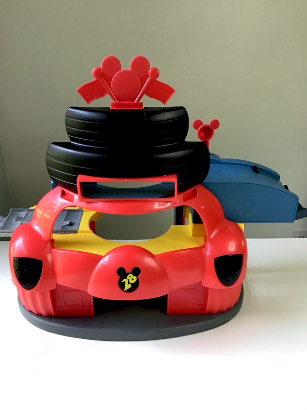 Disney Junior Mickey and the Roadstar Racers Garage Playset by Fisher Price